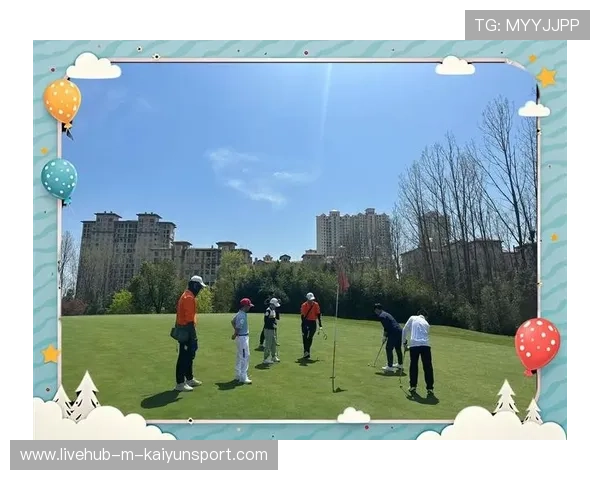 高尔夫选手进行球场读线专项训练 高尔夫选手进行球场读线专项训练